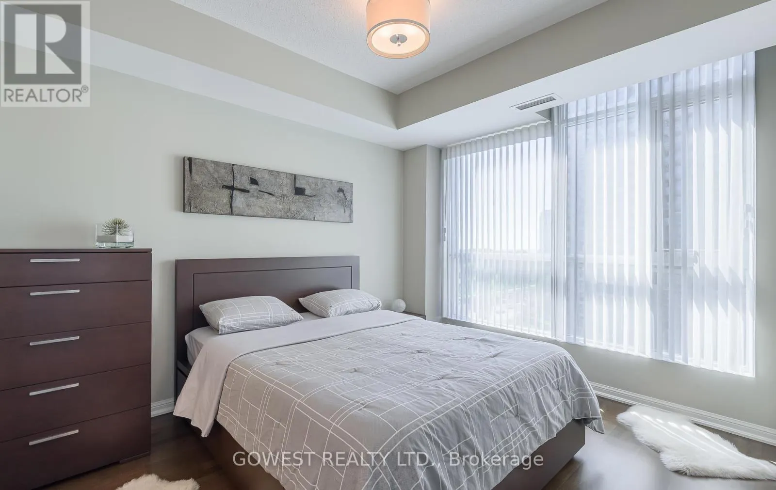 906 - 628 FLEET STREET