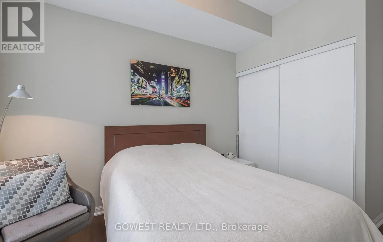 906 - 628 FLEET STREET