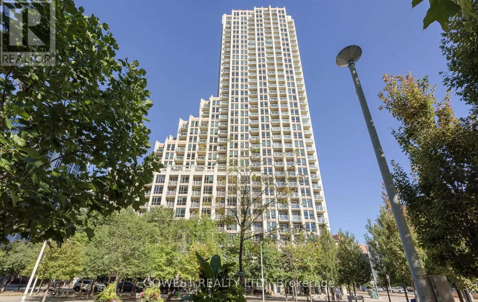 906 - 628 FLEET STREET