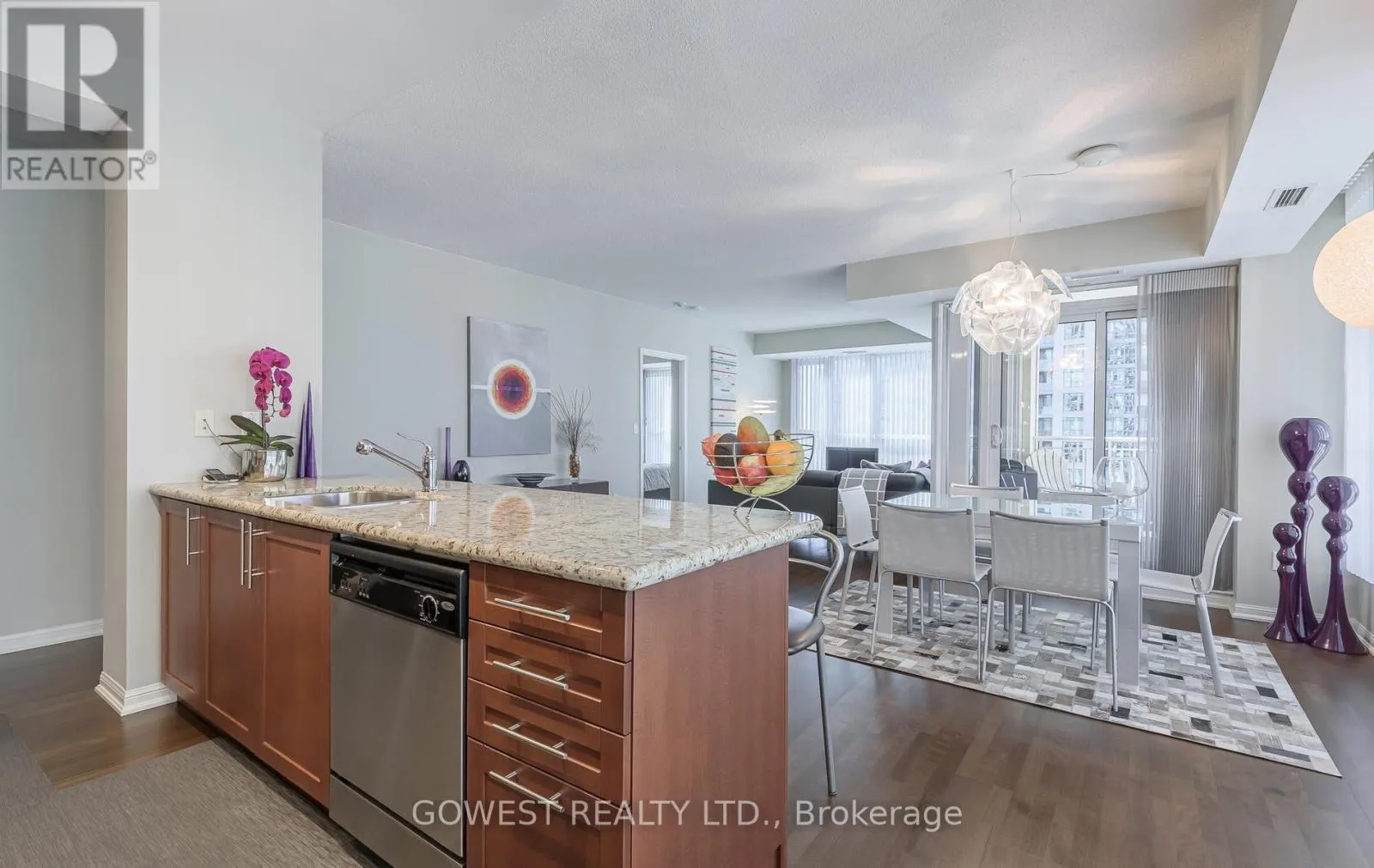 906 - 628 FLEET STREET
