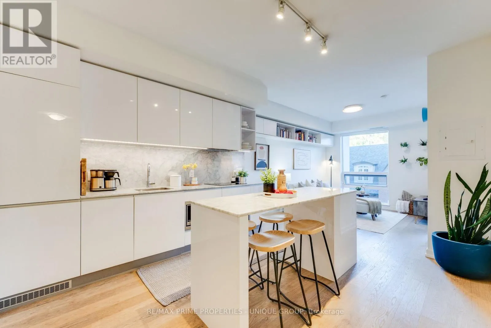 412 - 377 MADISON AVENUE