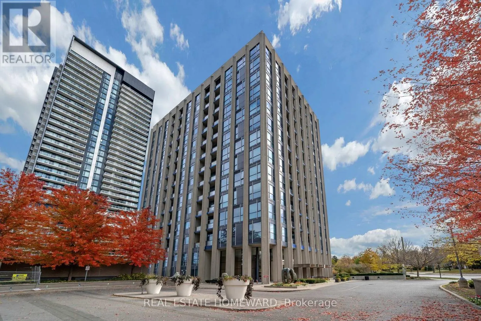 913 - 75 THE DONWAY W