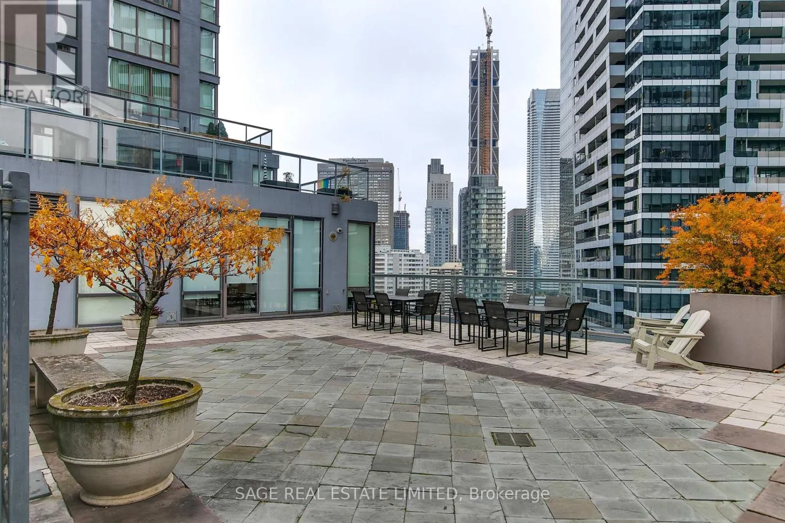 1909 - 24 WELLESLEY STREET W