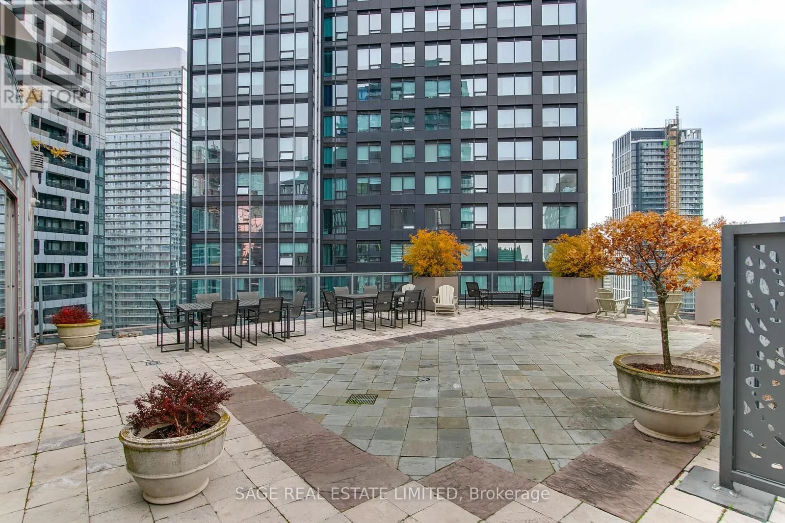 1909 - 24 WELLESLEY STREET W