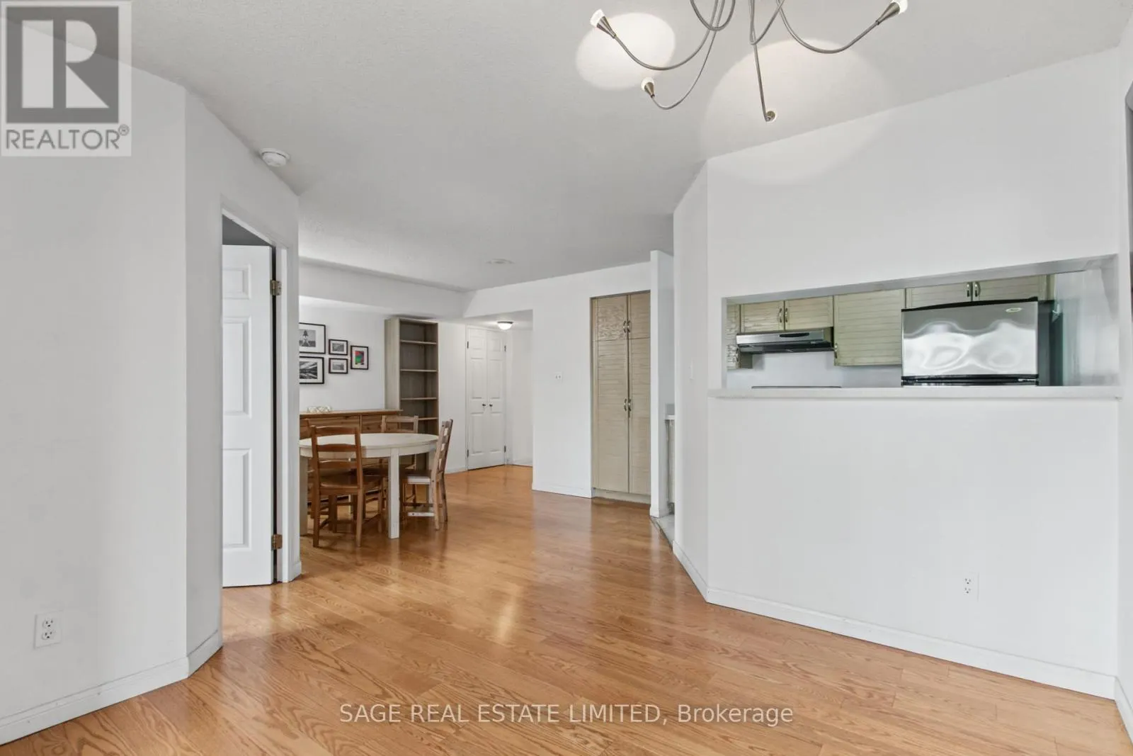 1909 - 24 WELLESLEY STREET W