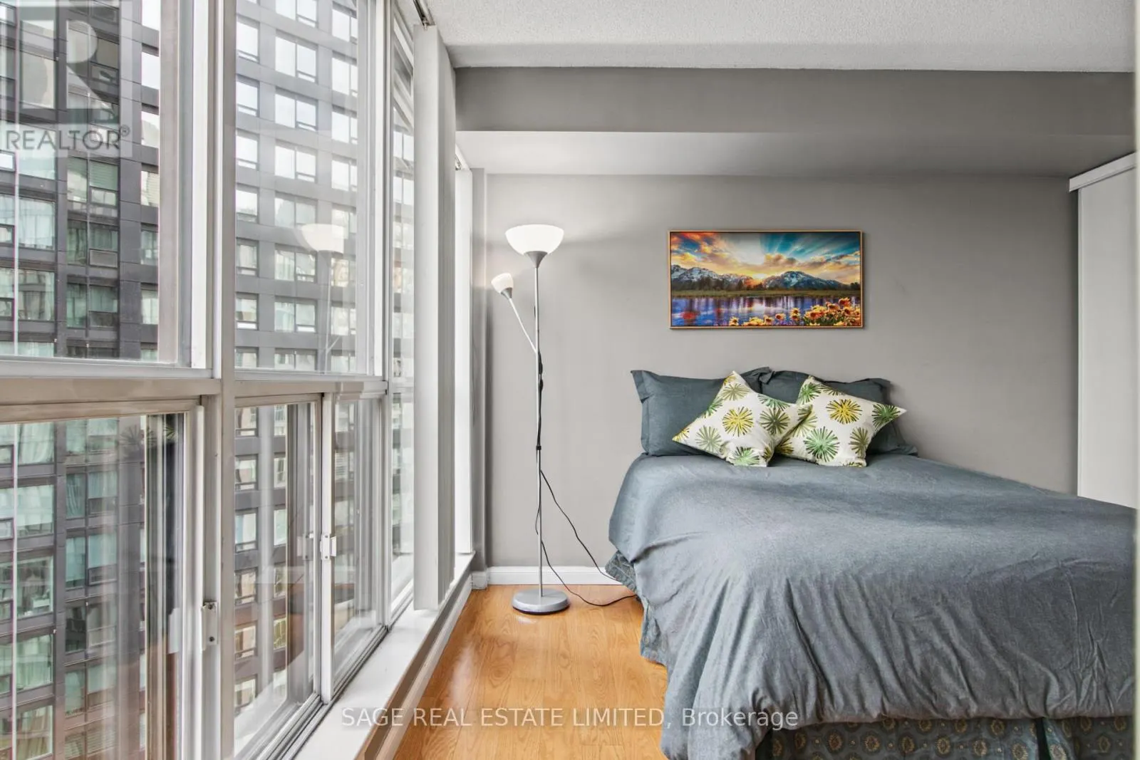 1909 - 24 WELLESLEY STREET W