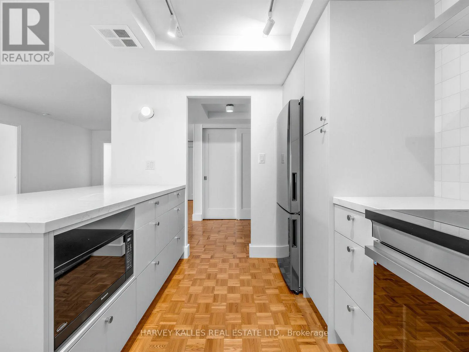 802 - 71 CHARLES STREET E