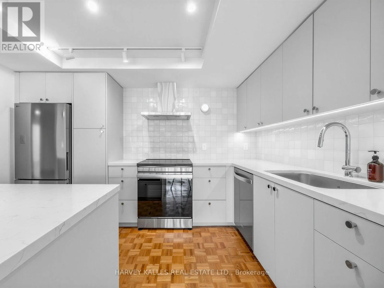 802 - 71 CHARLES STREET E