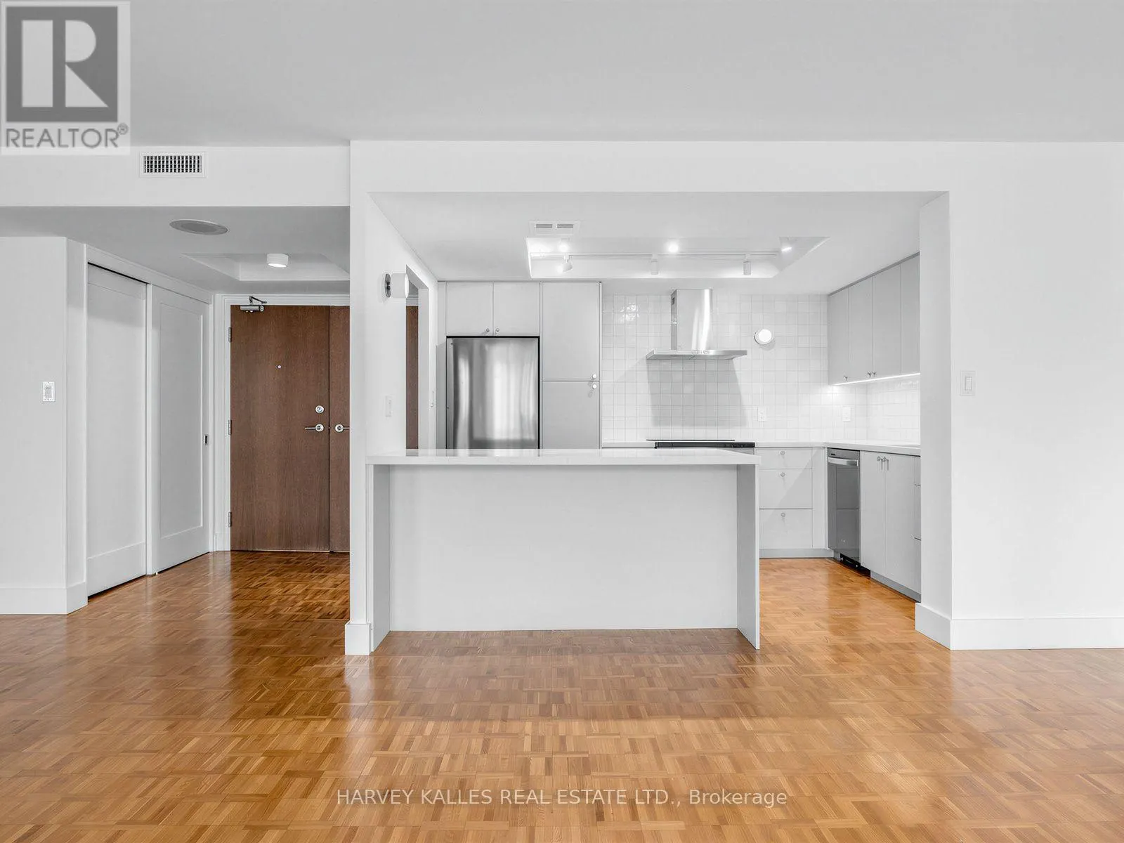 802 - 71 CHARLES STREET E