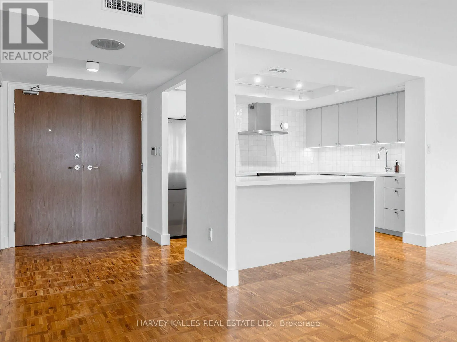 802 - 71 CHARLES STREET E