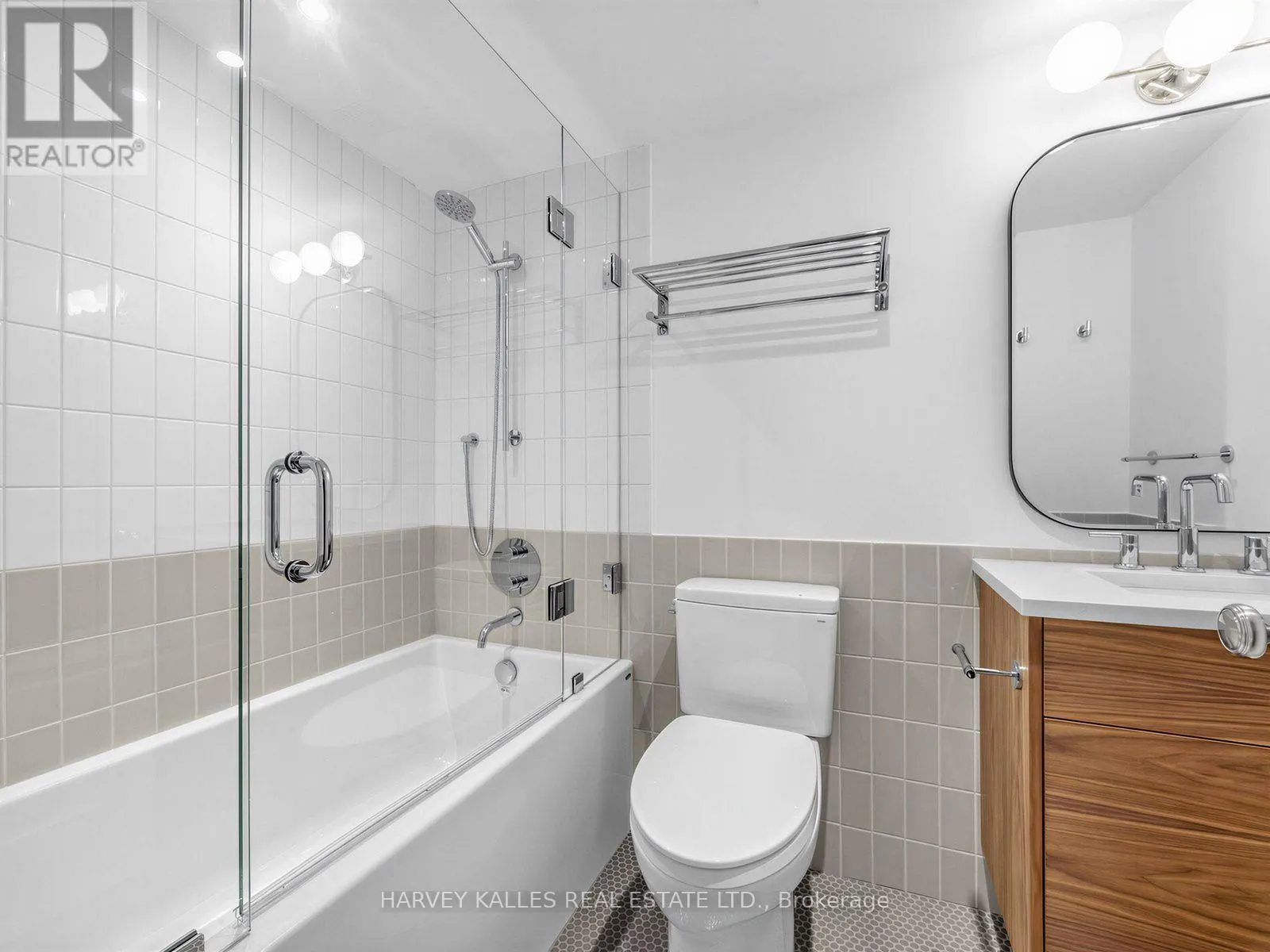 802 - 71 CHARLES STREET E
