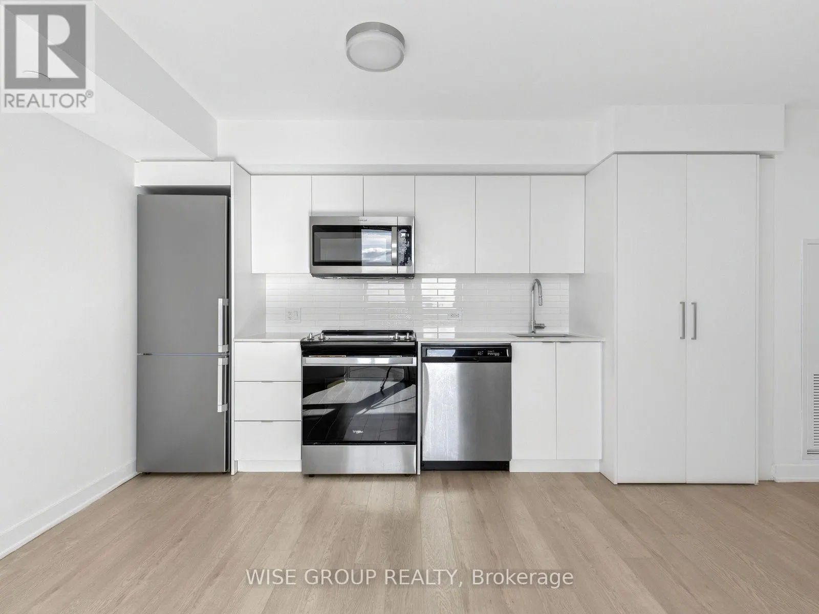 1108 - 18 TRETTI WAY