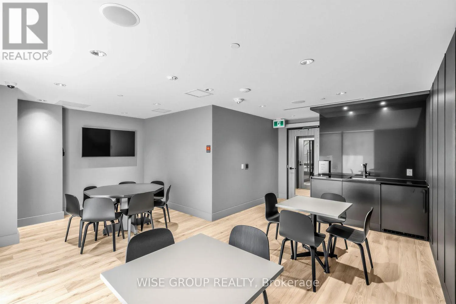 1108 - 18 TRETTI WAY