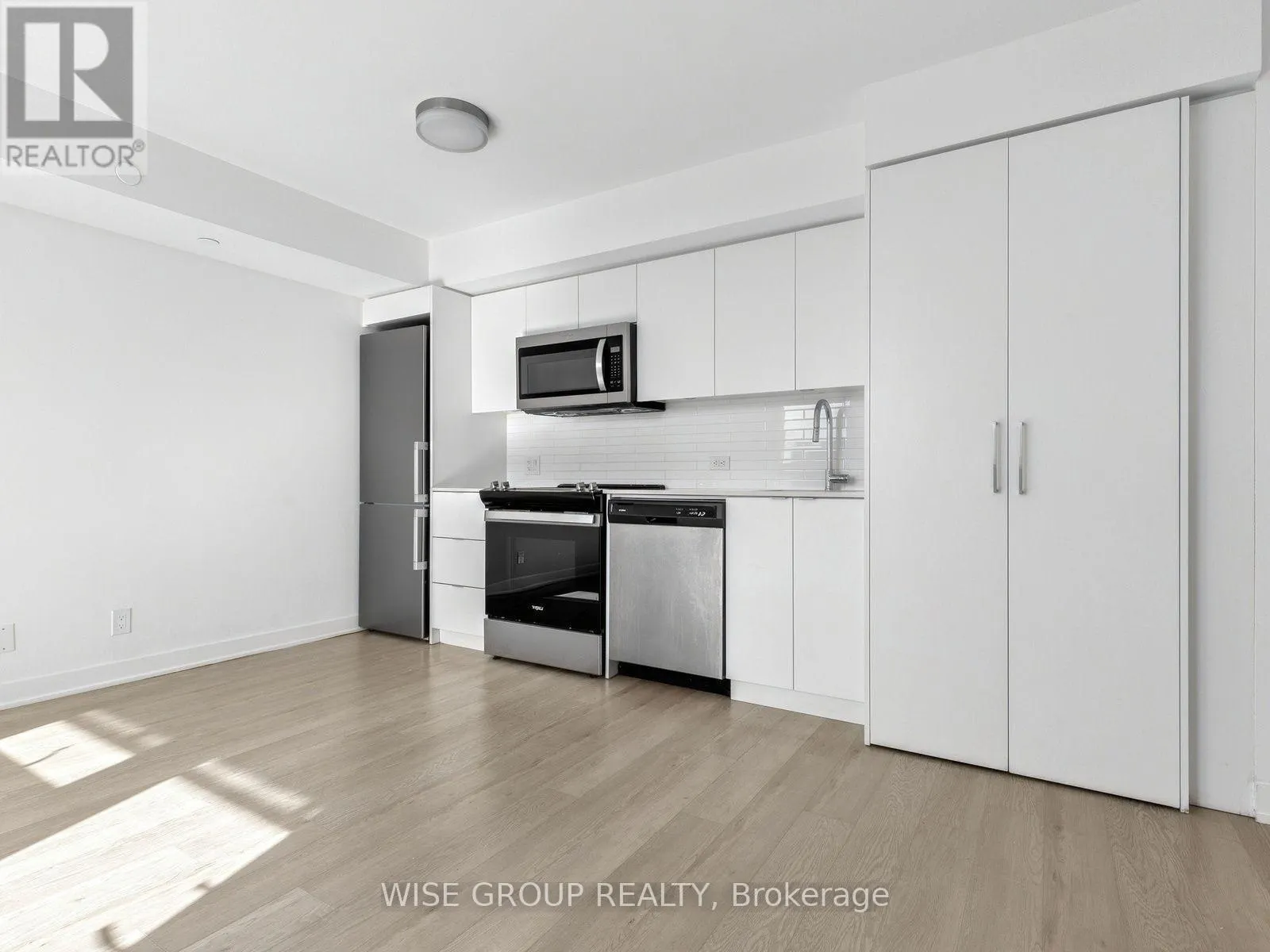 1108 - 18 TRETTI WAY