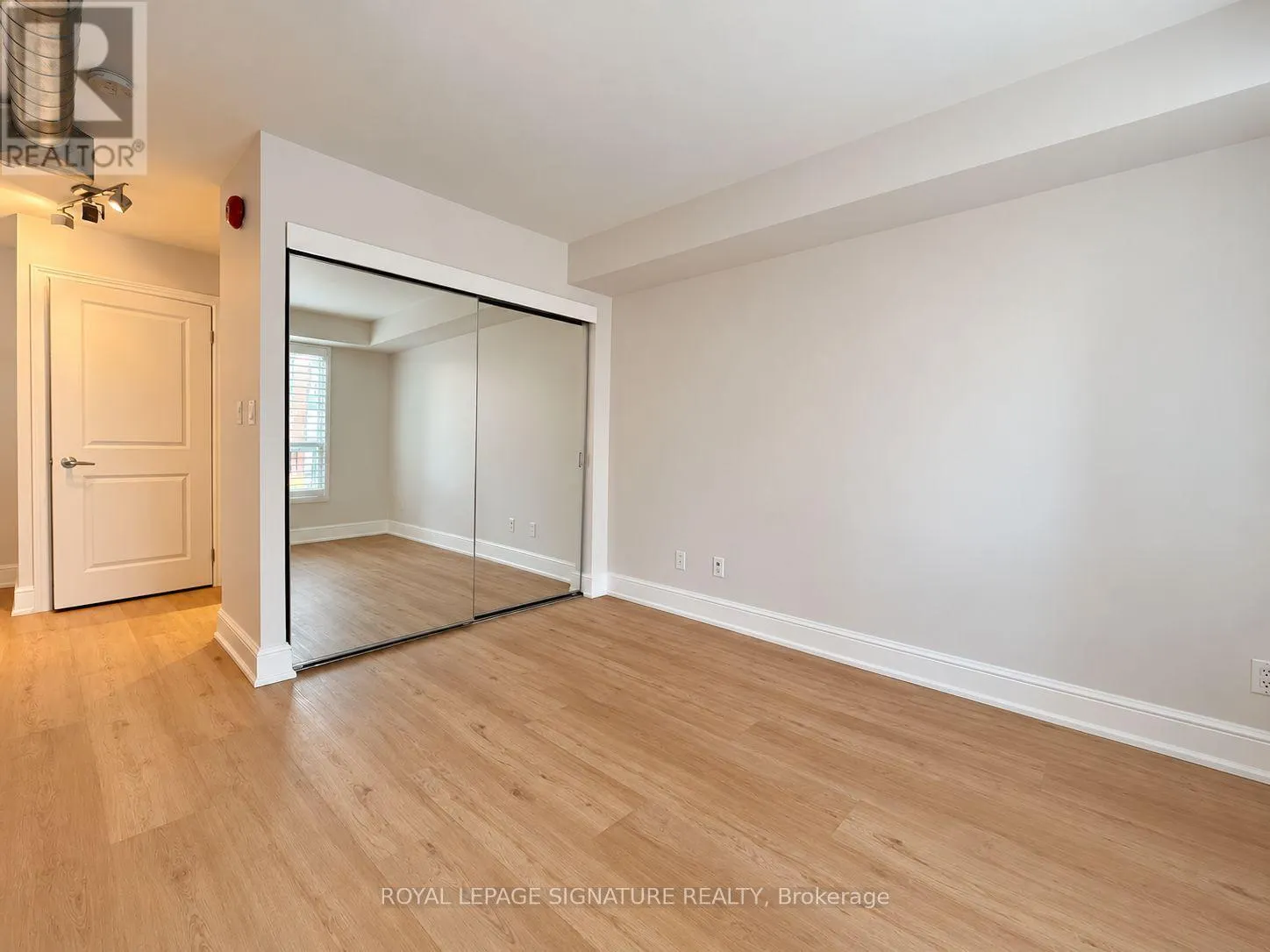 211 - 800 KING STREET W