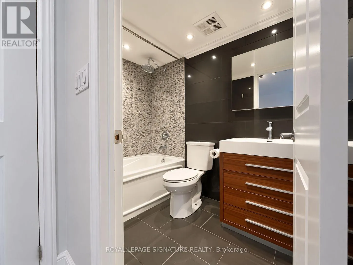211 - 800 KING STREET W
