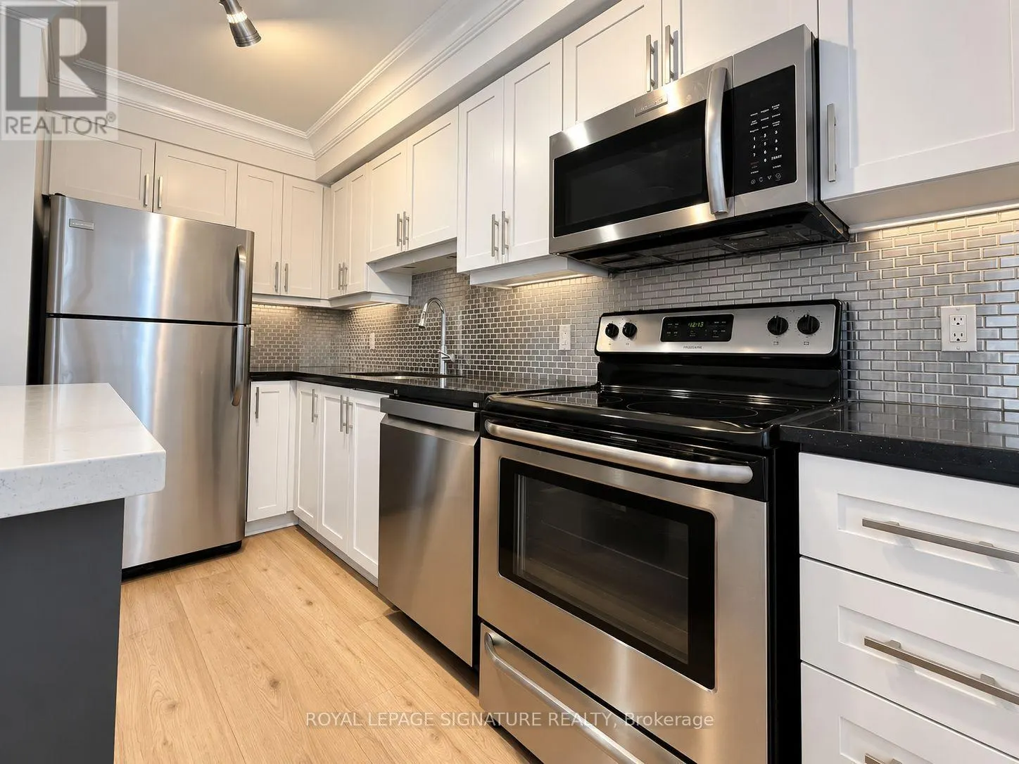 211 - 800 KING STREET W