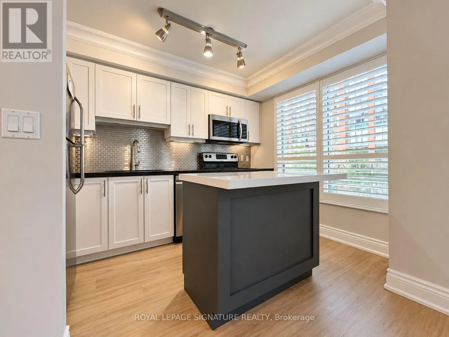 211 - 800 KING STREET W