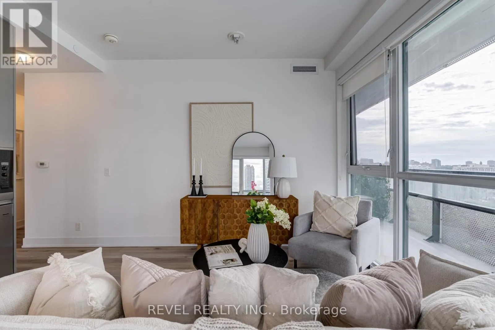 1107 - 11 LILLIAN STREET
