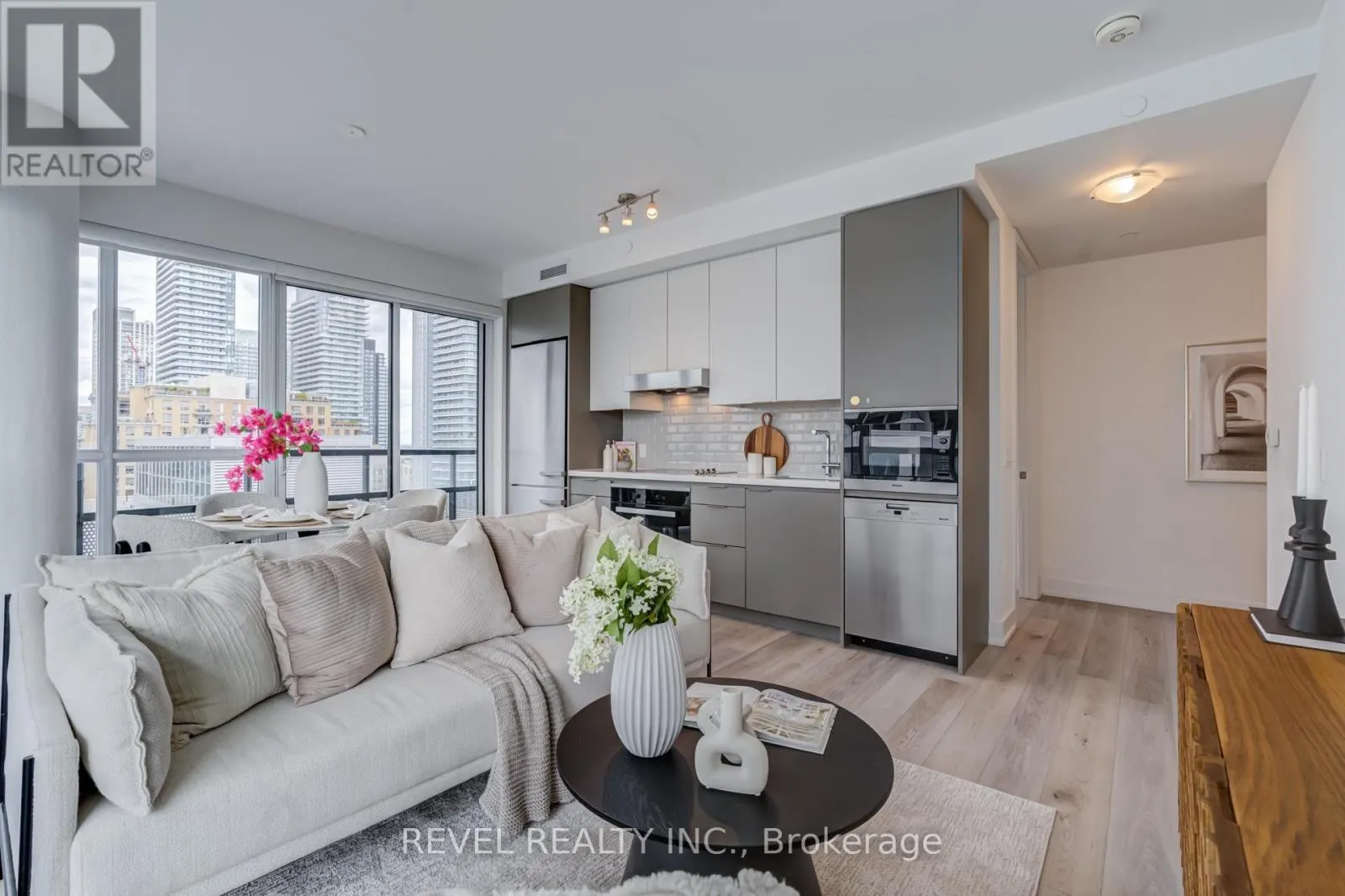 1107 - 11 LILLIAN STREET