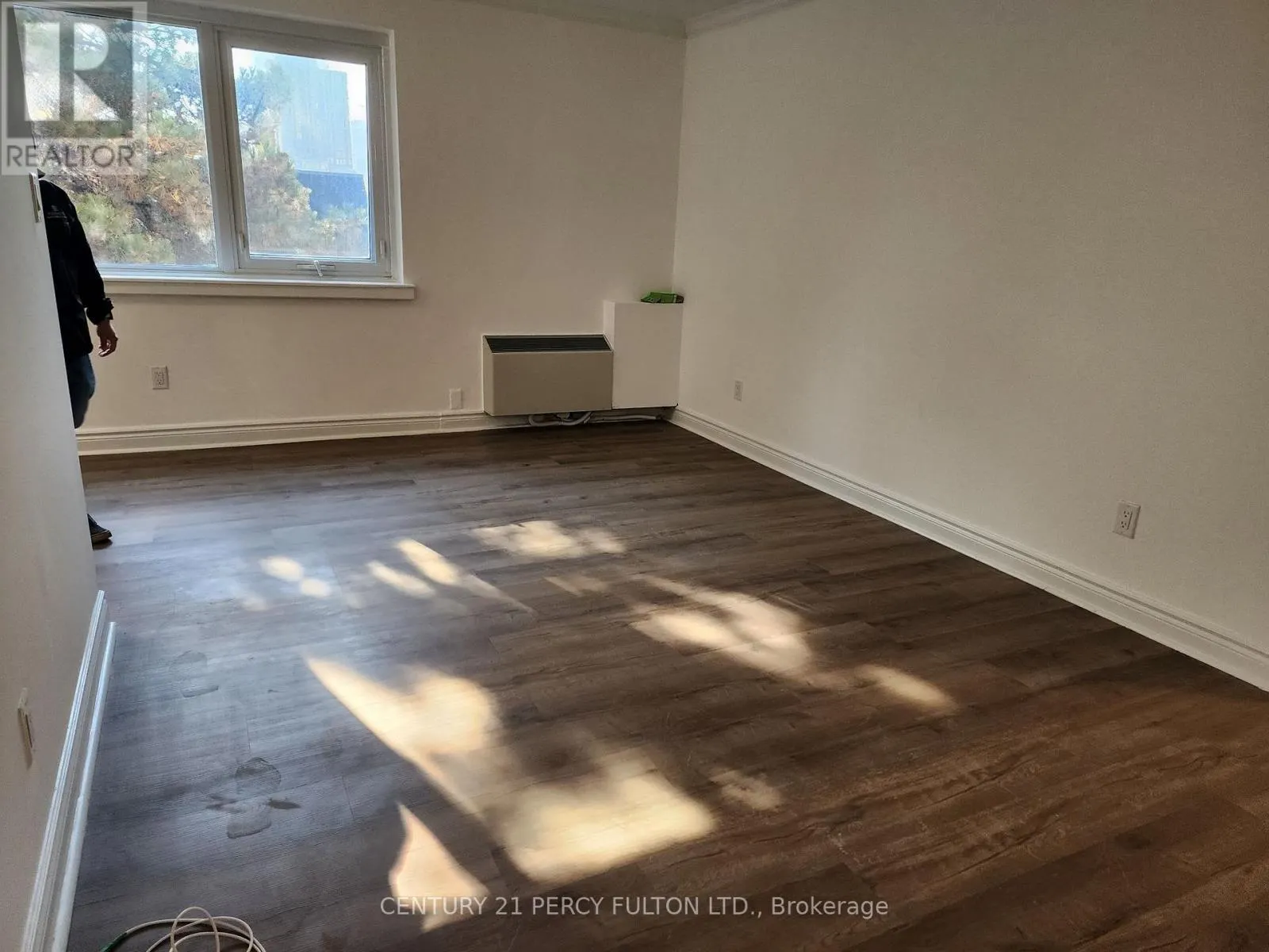 301 - 22 WOODLAWN AVENUE E