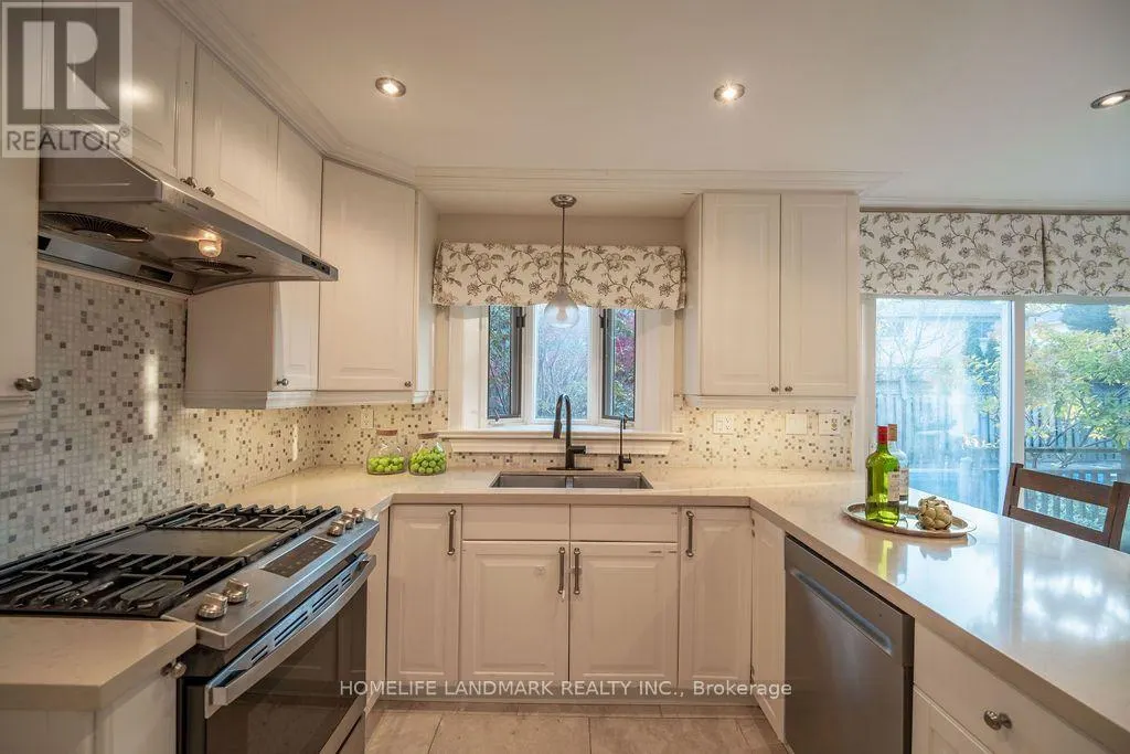 15 TOFINO CRESCENT