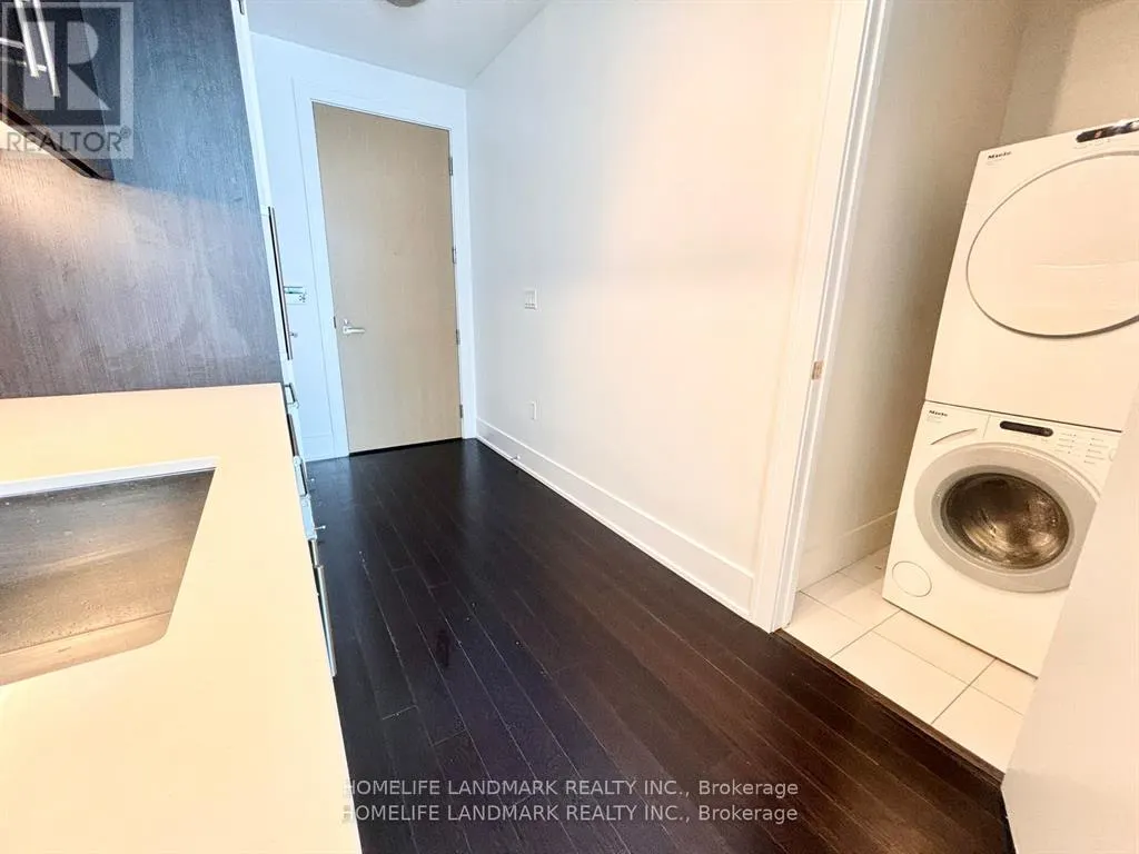 1029 - 39 QUEENS QUAY E