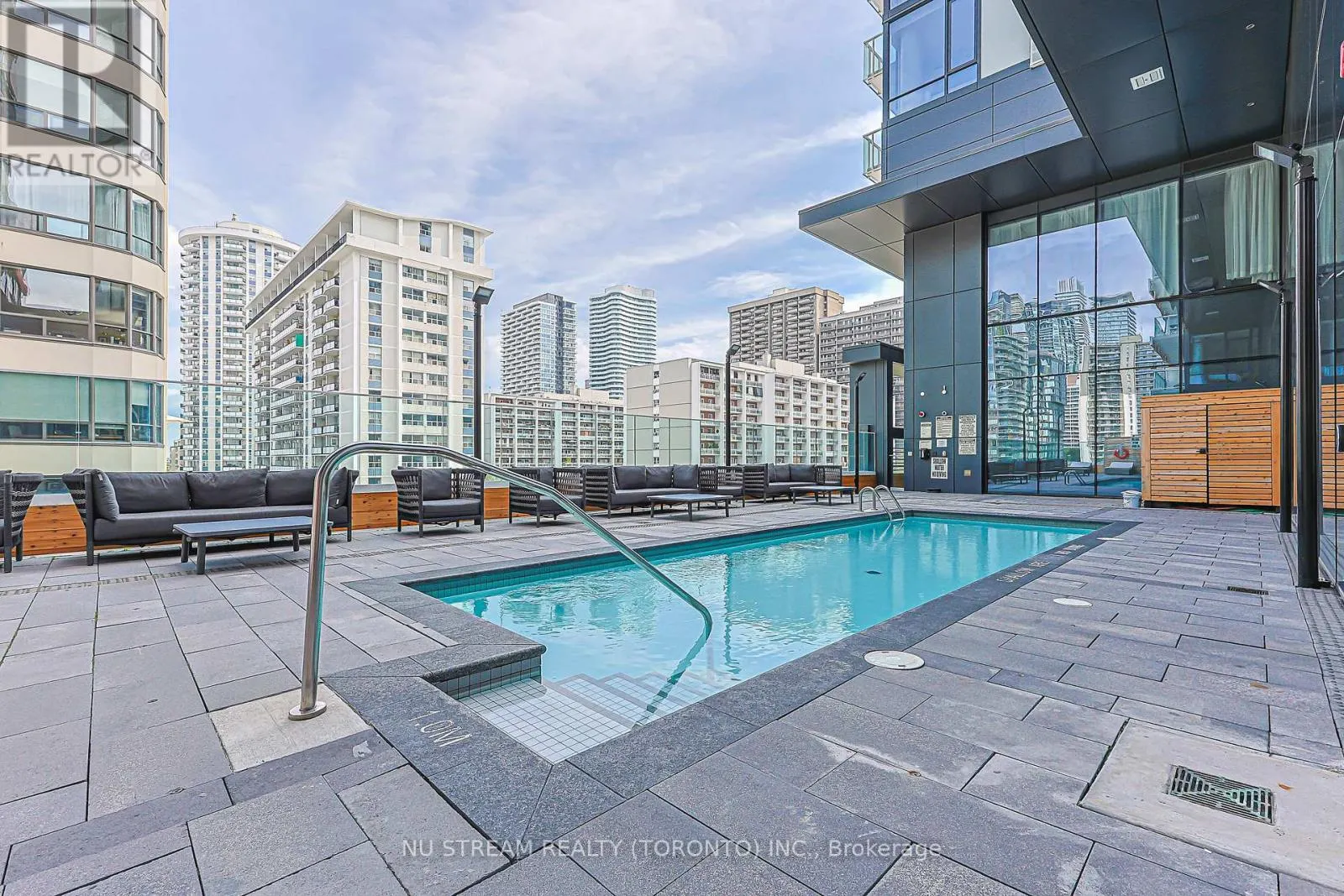 1710 - 501 YONGE STREET