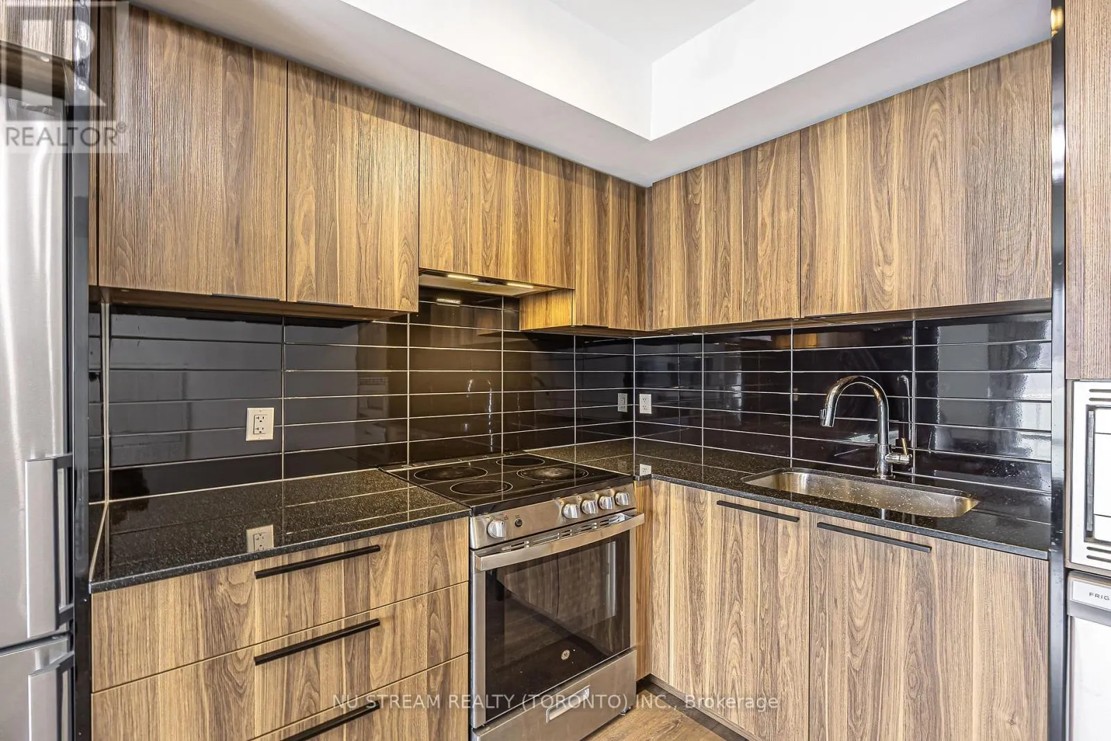 1710 - 501 YONGE STREET