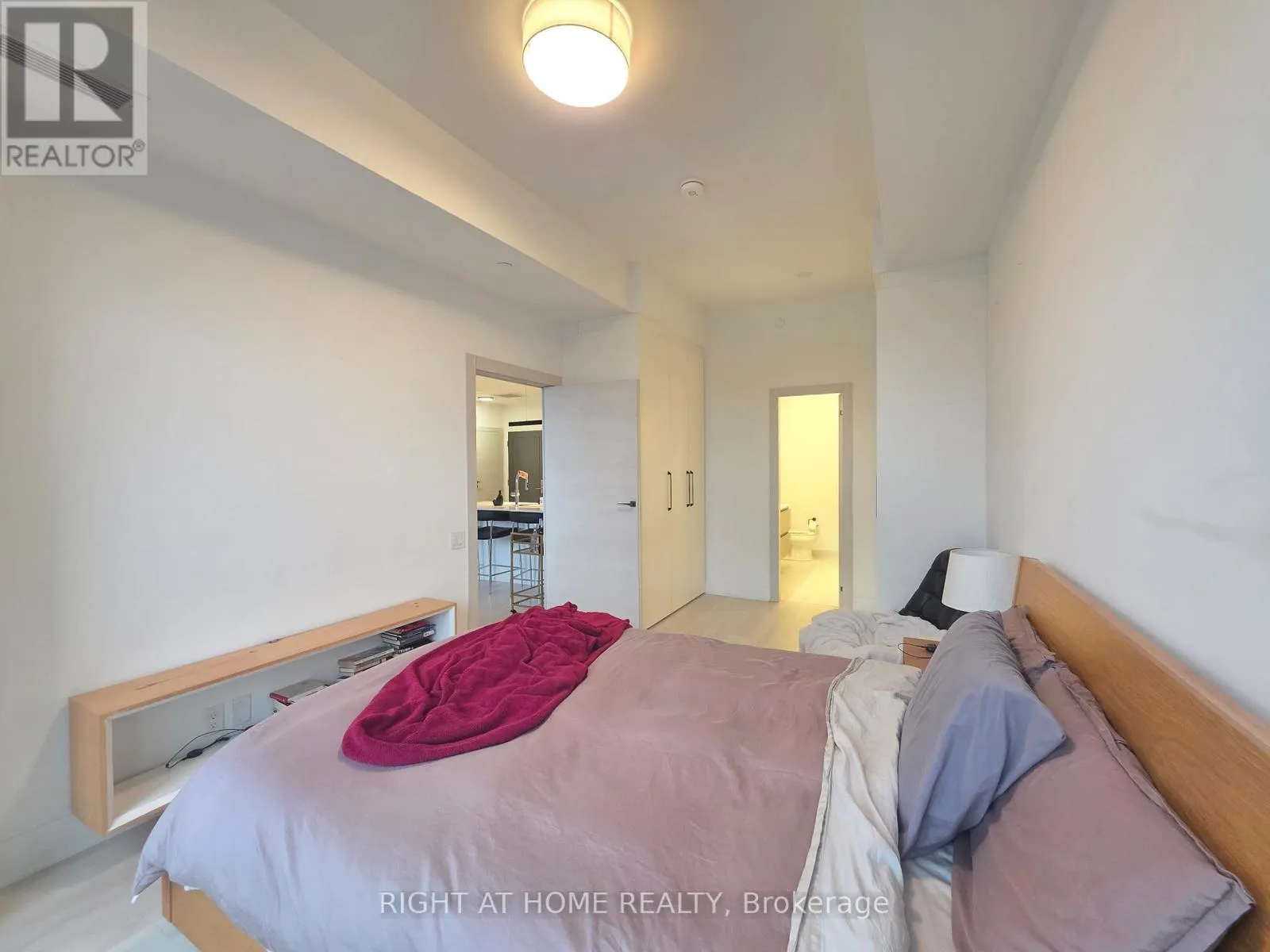 703 - 33 FREDERICK TODD WAY N