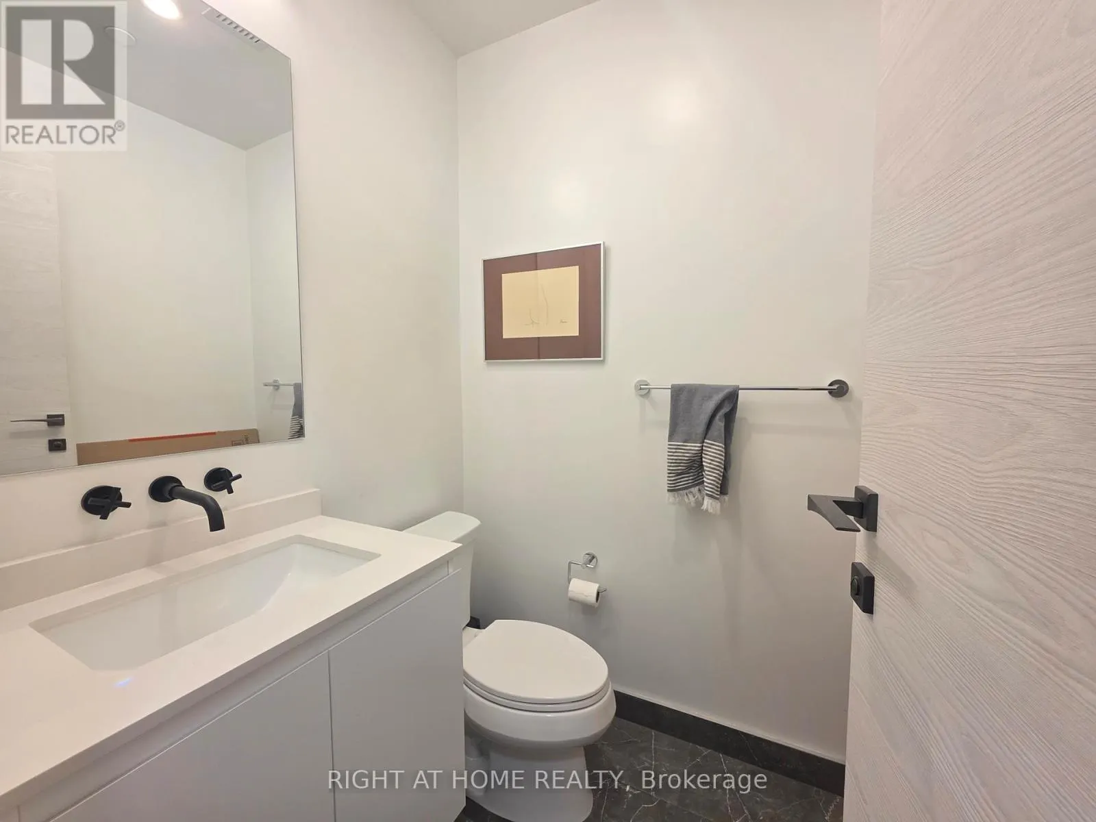 703 - 33 FREDERICK TODD WAY N