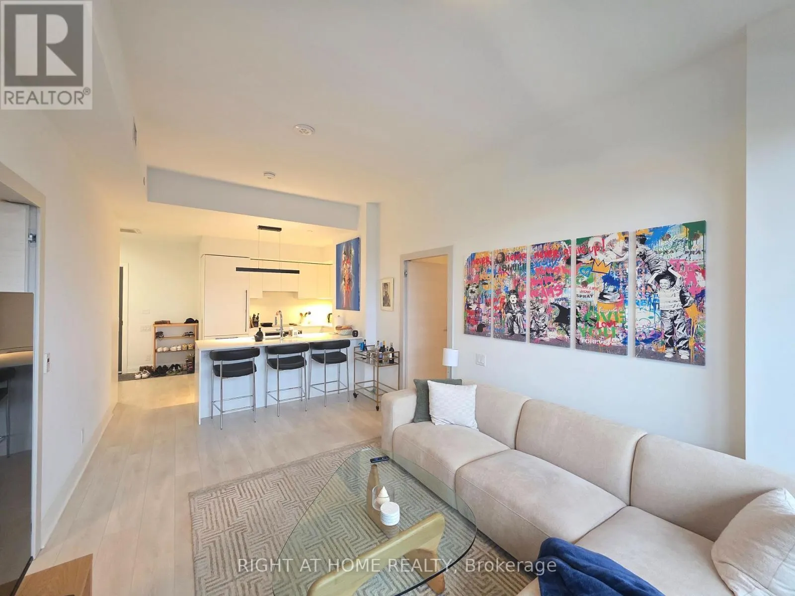 703 - 33 FREDERICK TODD WAY N