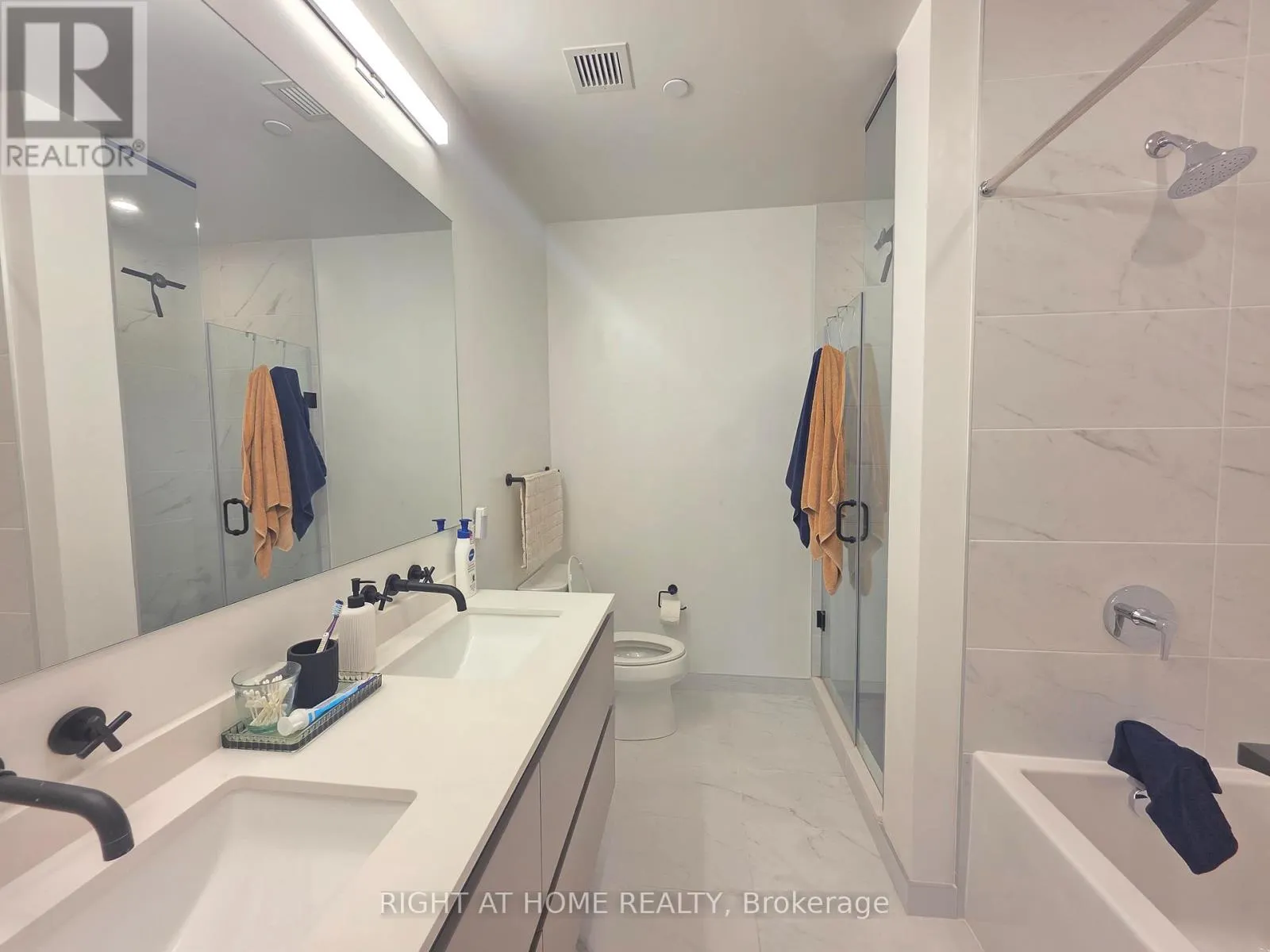 703 - 33 FREDERICK TODD WAY N