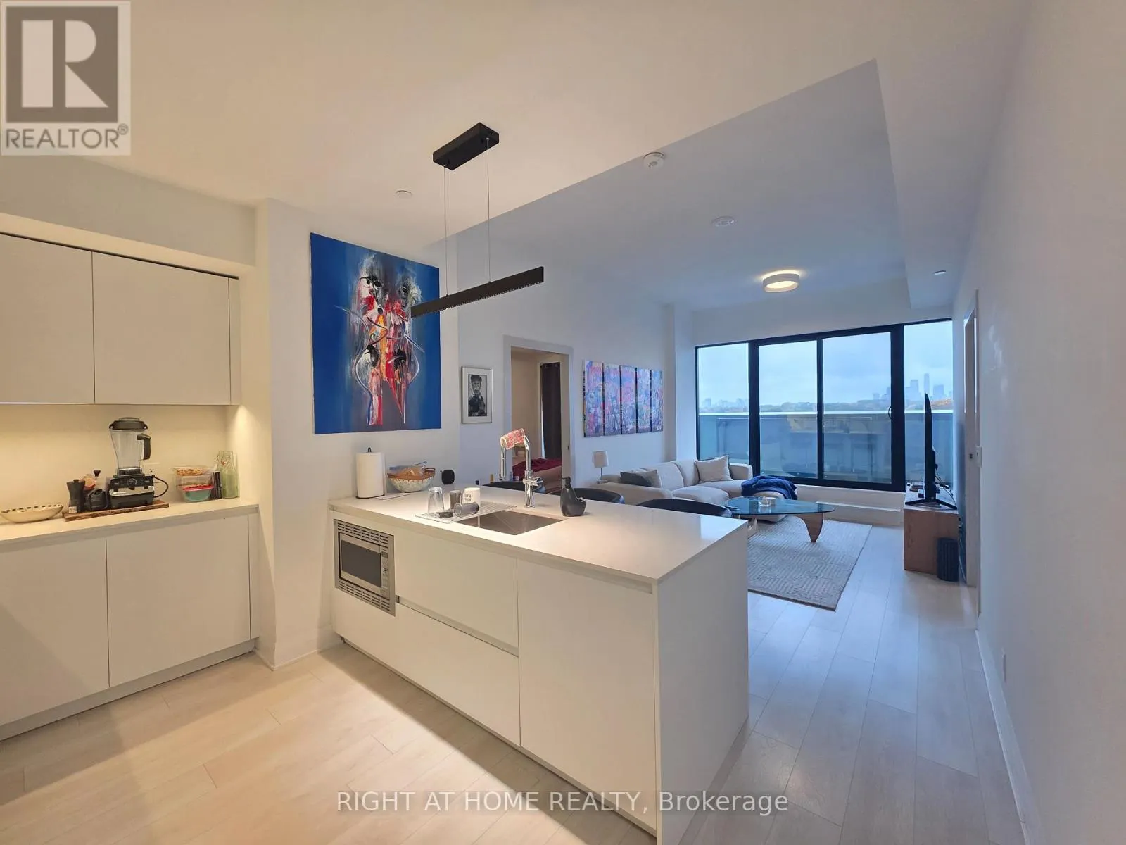 703 - 33 FREDERICK TODD WAY N