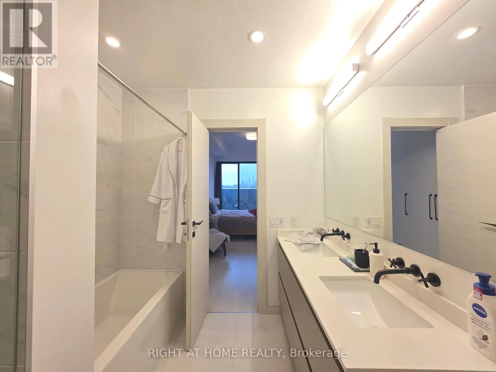 703 - 33 FREDERICK TODD WAY N