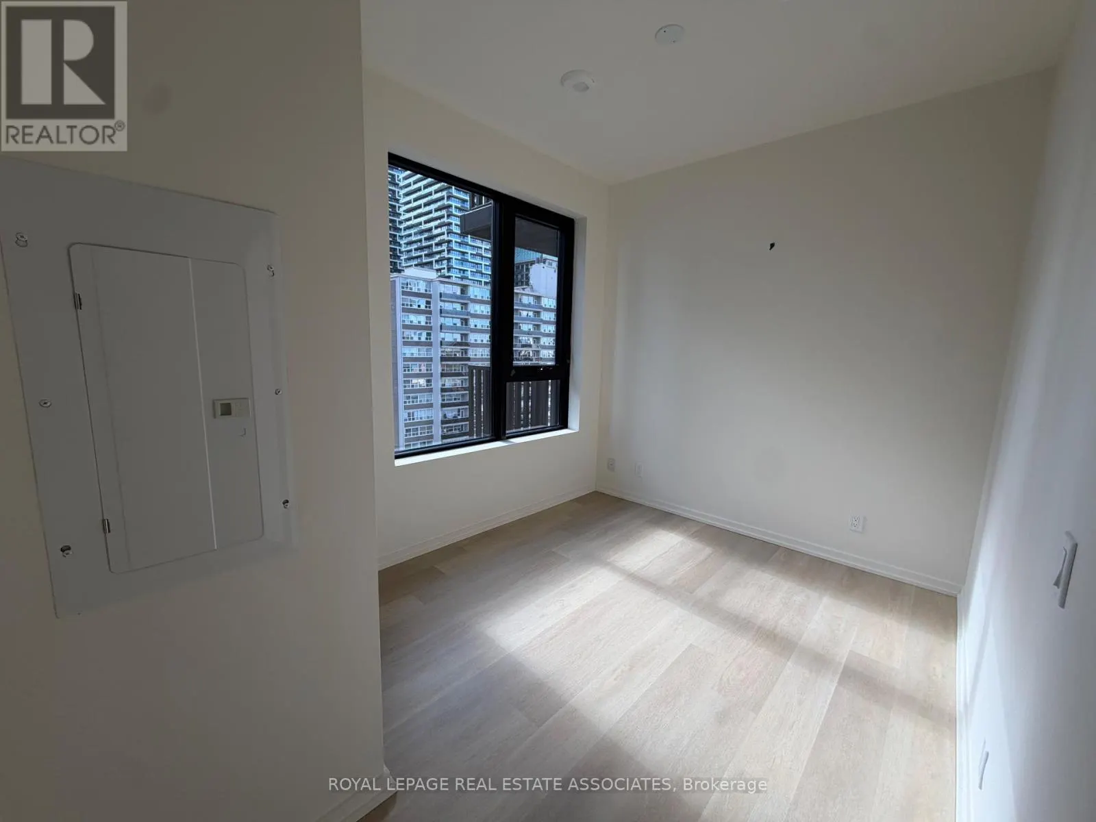 1607 - 109 ERSKINE AVENUE