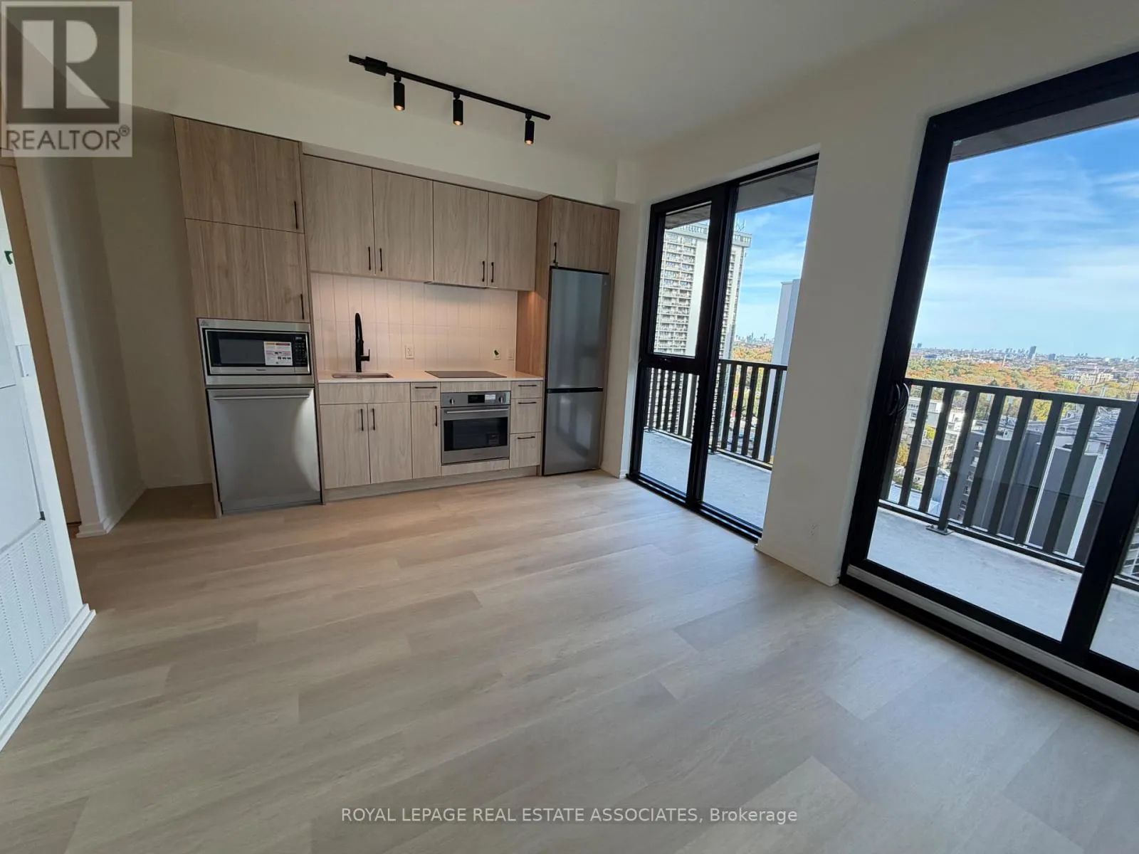 1607 - 109 ERSKINE AVENUE