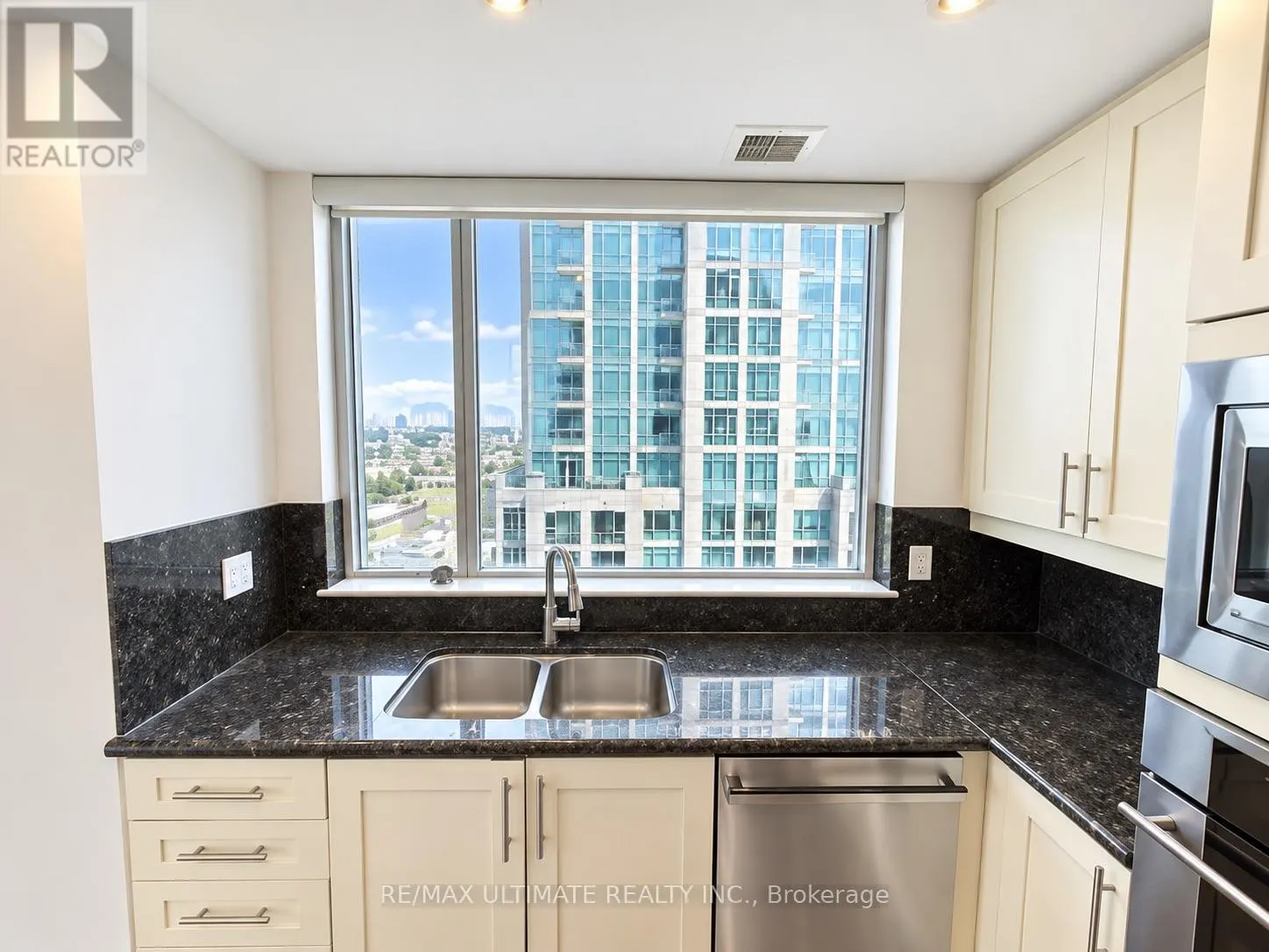 4212 - 761 BAY STREET
