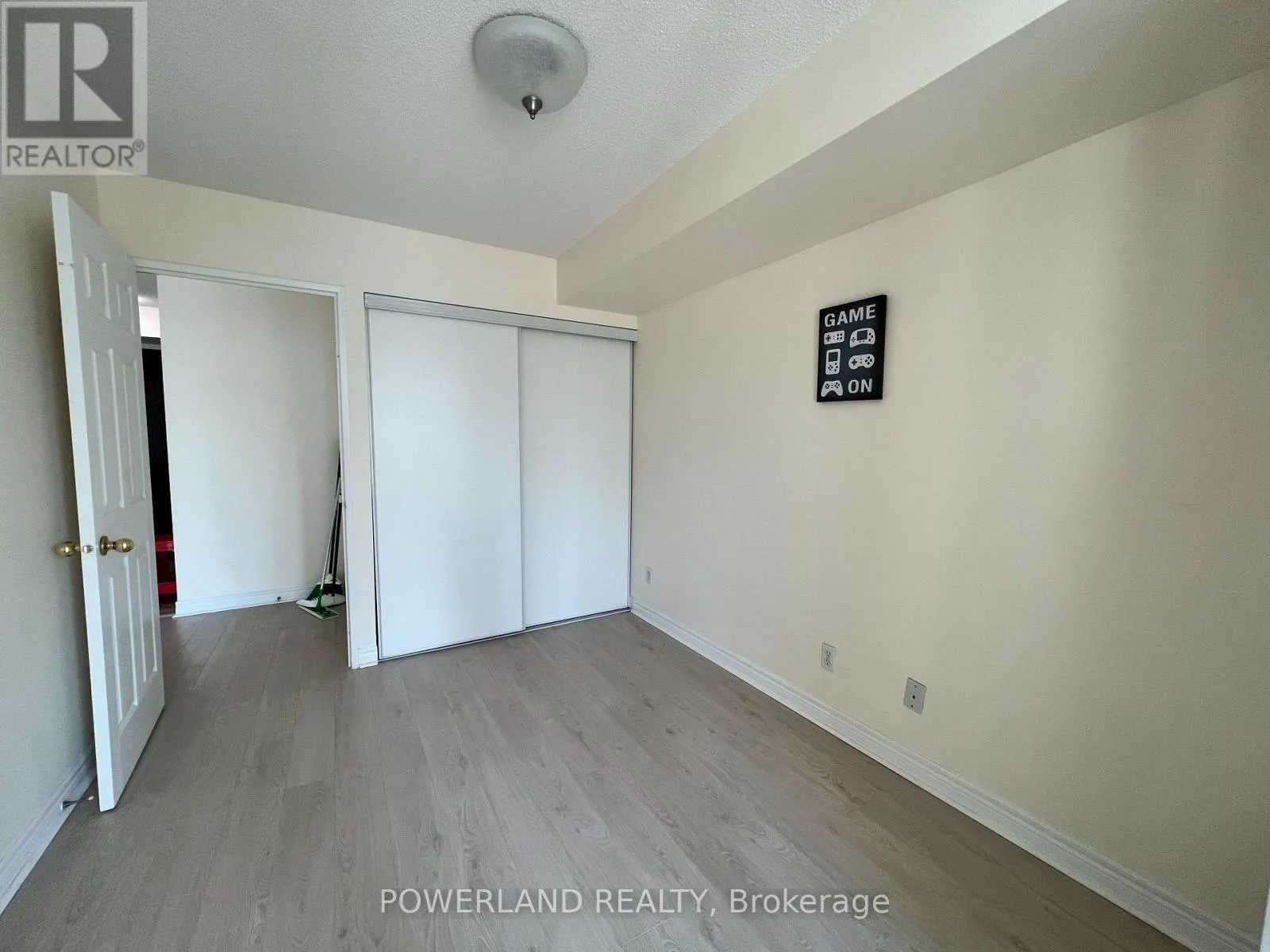 1007 - 18 PARKVIEW AVENUE