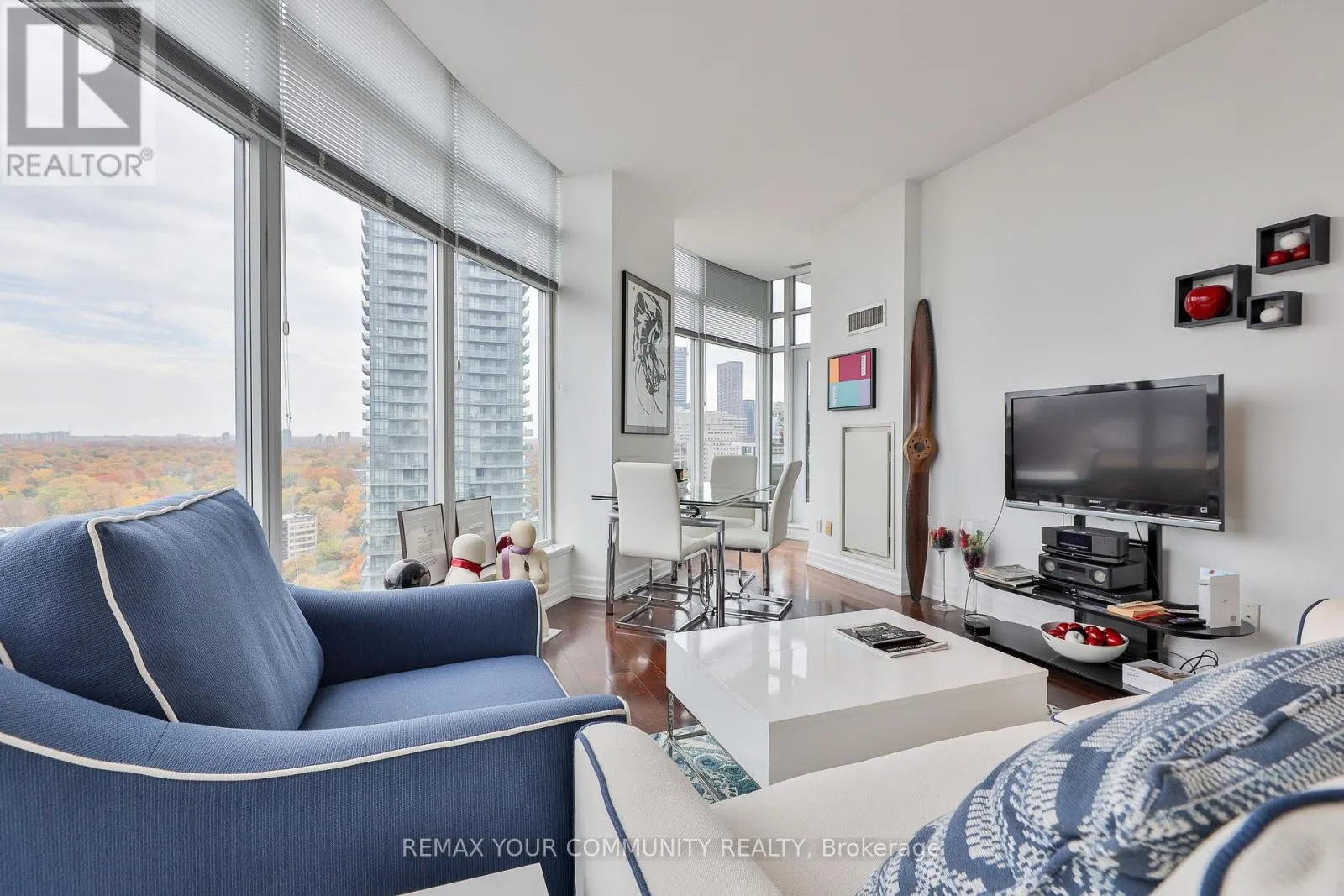 PH 201 - 8 SCOLLARD STREET