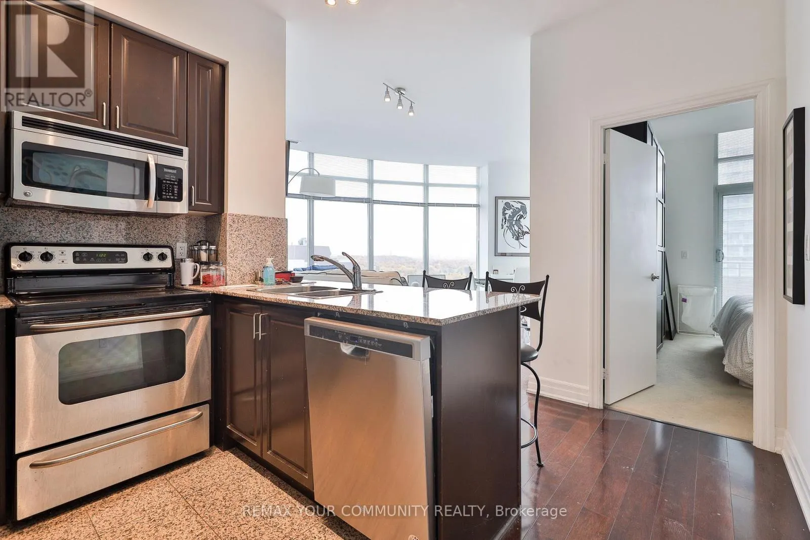 PH 201 - 8 SCOLLARD STREET