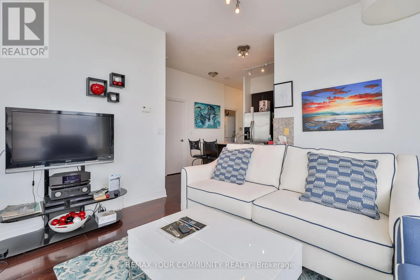PH 201 - 8 SCOLLARD STREET