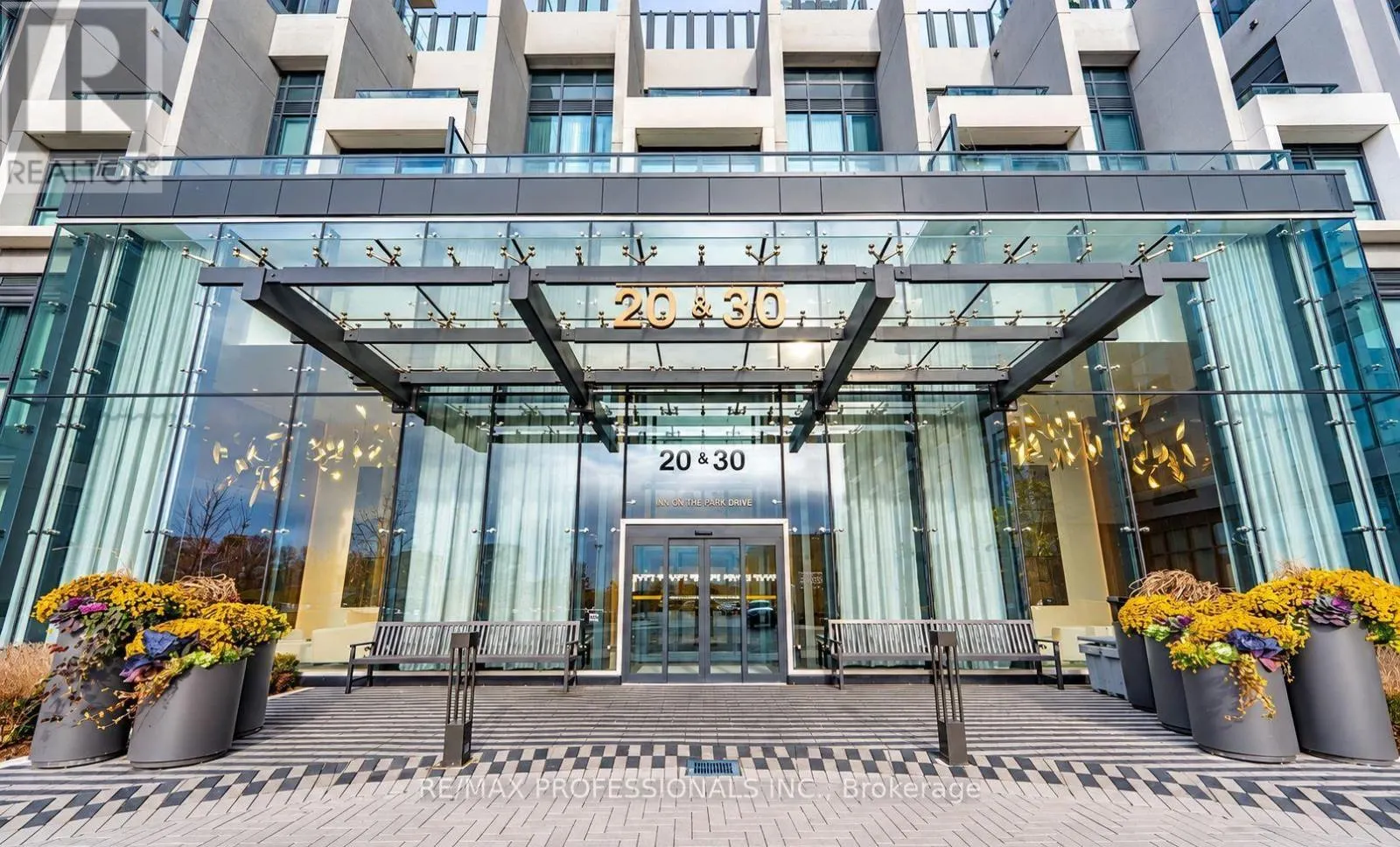 1430 - 20 INN ON THE PARK DRIVE