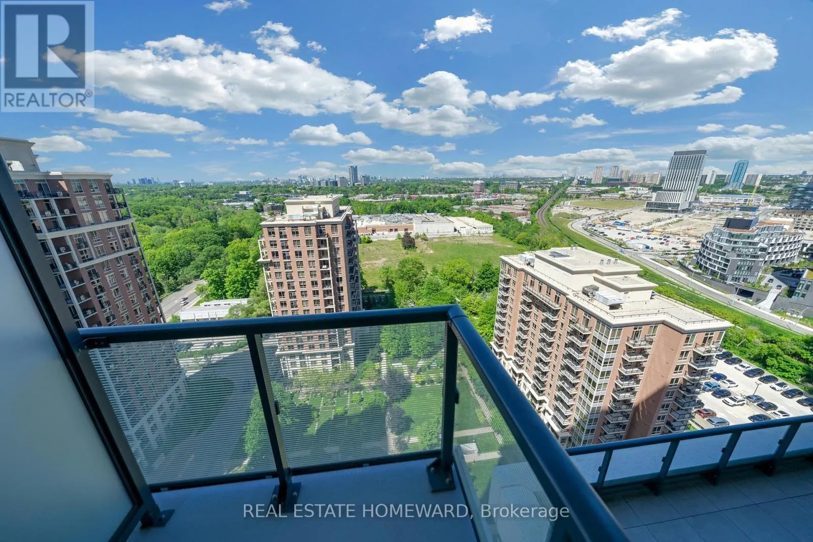 2039 - 20 INN ON THE PARK DRIVE