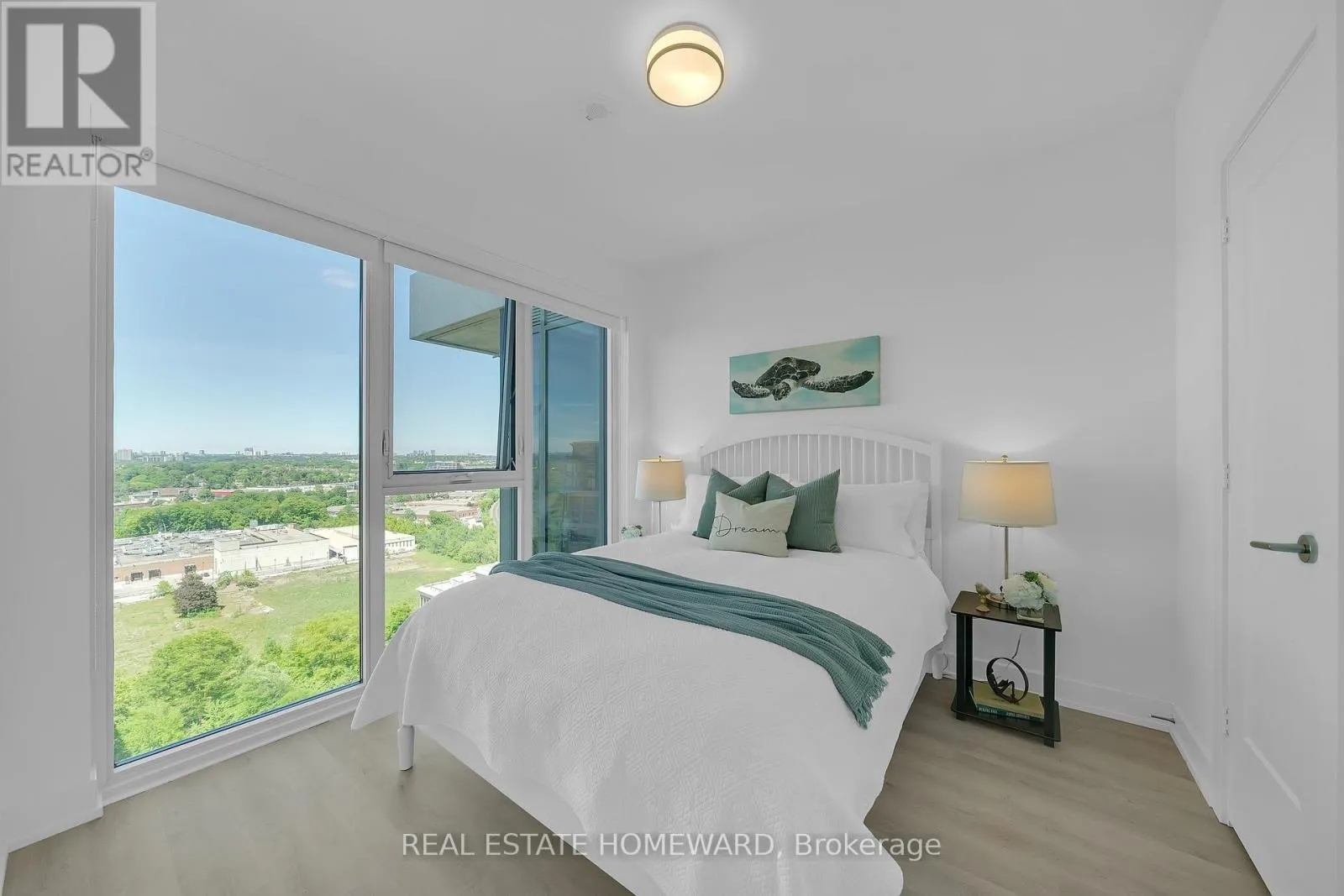 2039 - 20 INN ON THE PARK DRIVE