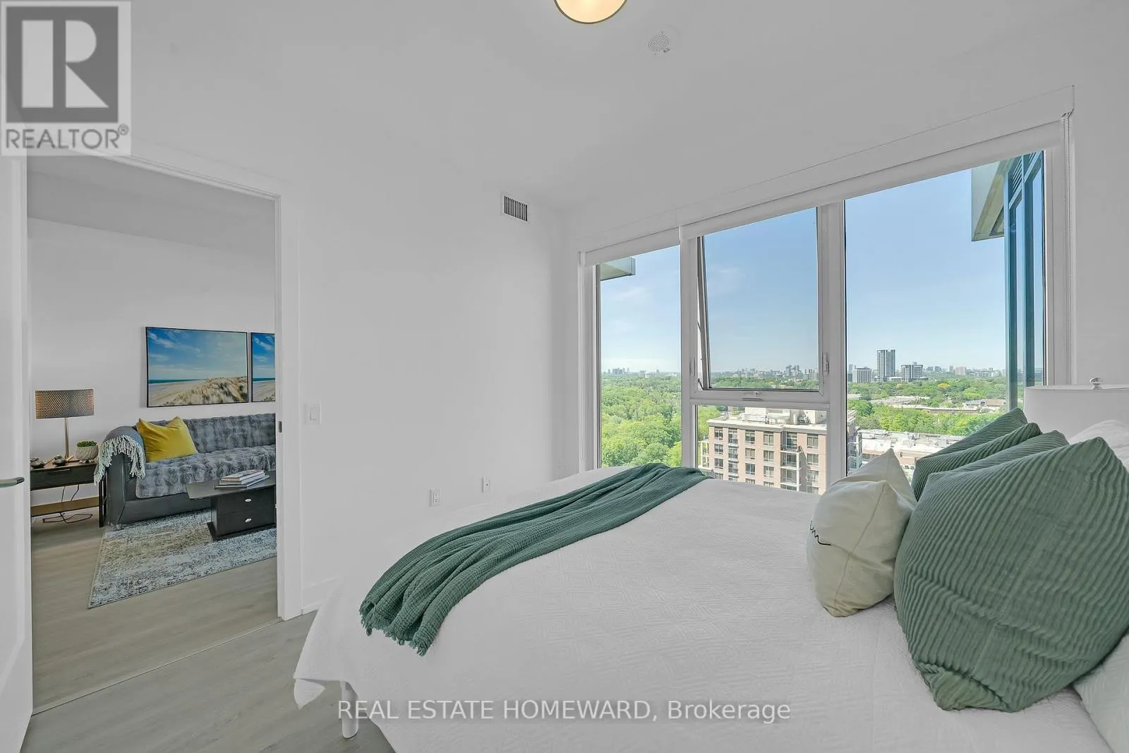 2039 - 20 INN ON THE PARK DRIVE