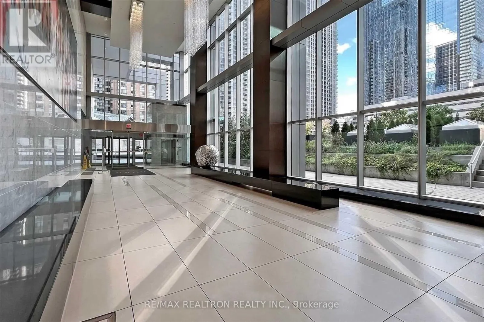 5207 - 386 YONGE STREET
