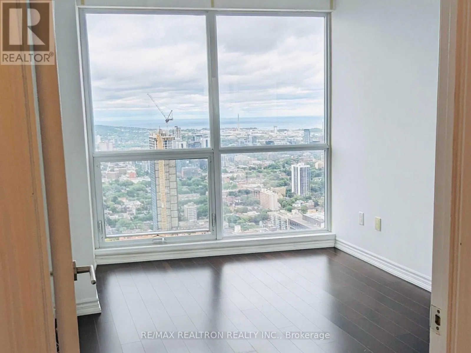 5207 - 386 YONGE STREET