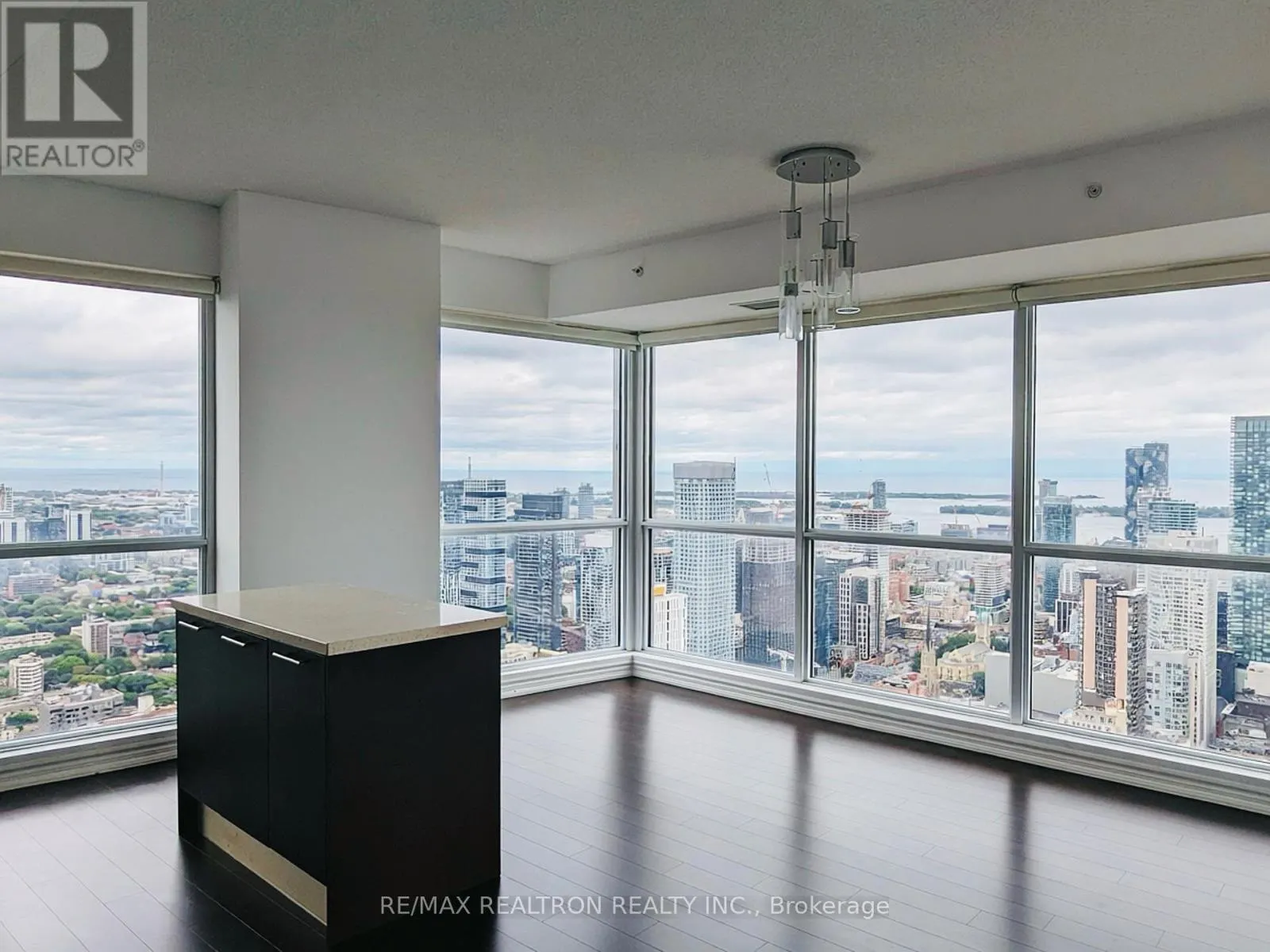 5207 - 386 YONGE STREET