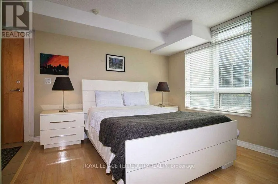 404 - 212 EGLINTON AVENUE E